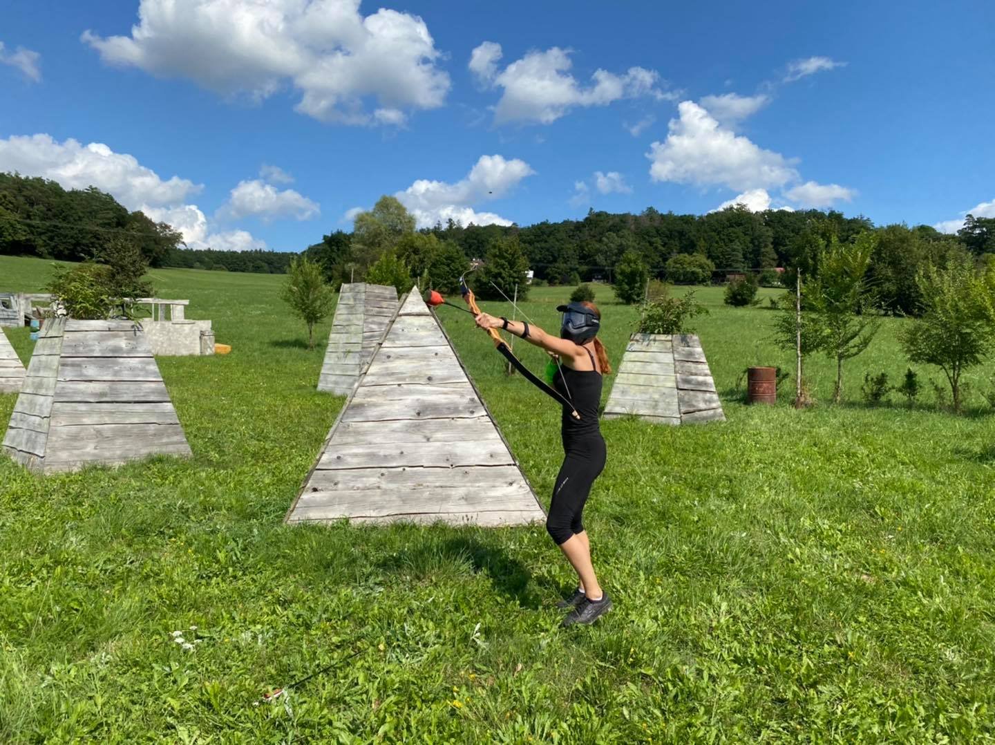 Venkovní areál pro Archery Game v Holešově - prostorné hřiště s překážkami